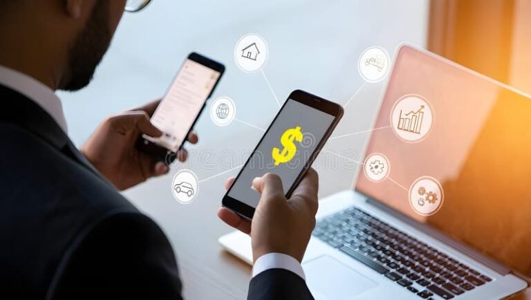 persona usando laptop y smartphone finanzas digitales