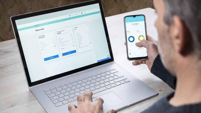 persona usando planilla de gastos en laptop