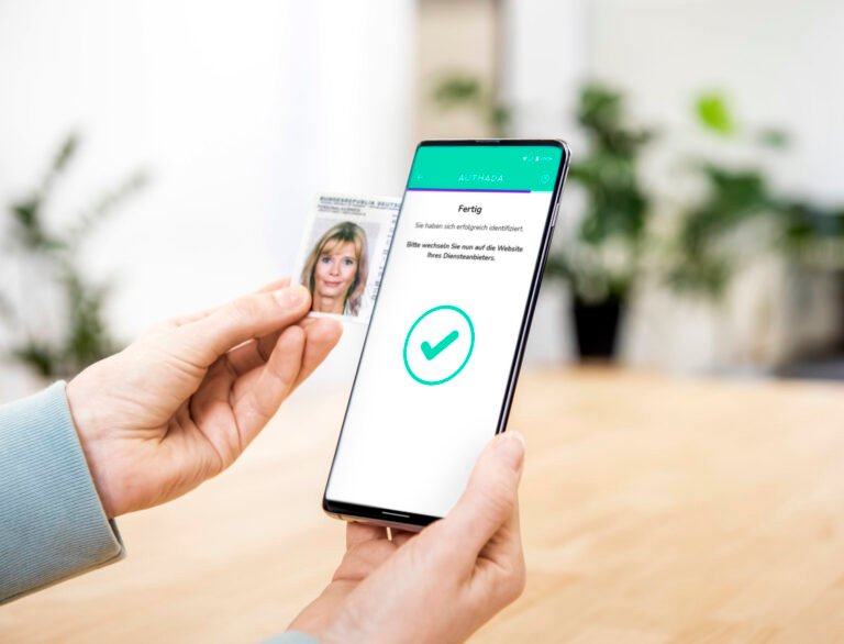 persona usando smartphone con app identificadora llamada