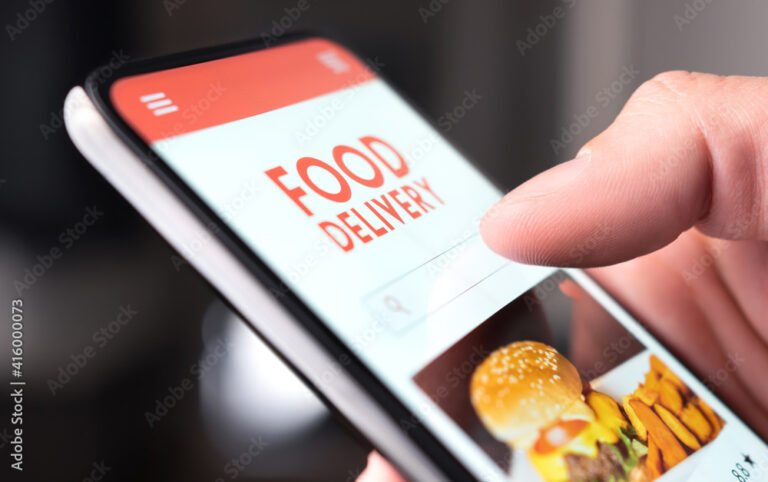 persona usando smartphone con comida para llevar