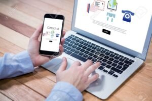 persona usando smartphone con iconos de contactos