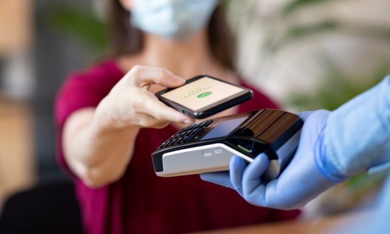 persona usando tarjeta debito en comercio