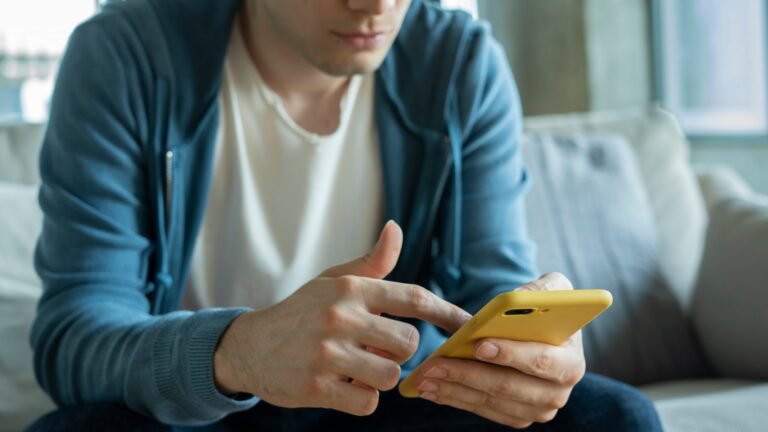 Cómo Puedo Retirar Dinero de Mercado Pago en Chile Fácilmente 2 persona usando telefono movil y efectivo chile