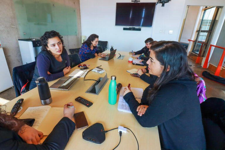 personas colaborando en proyecto comunitario chile