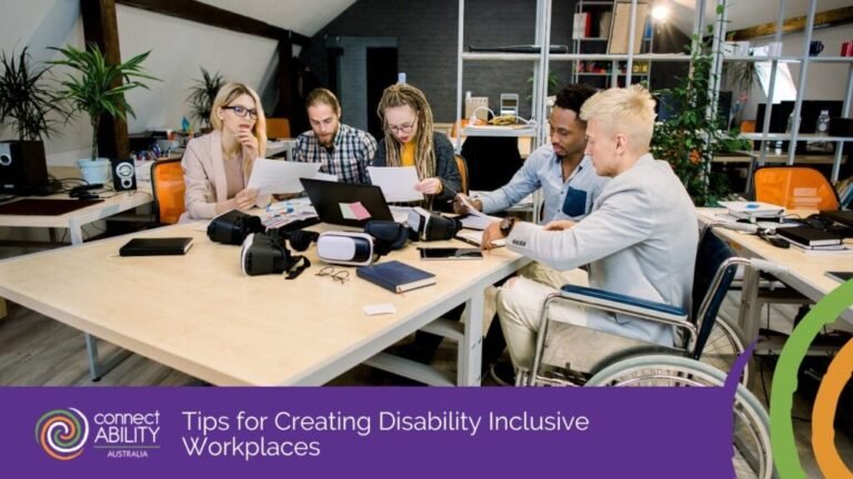 Cómo se promueve la inclusión laboral de personas con discapacidad en Chile 2 personas con discapacidad trabajando en oficina inclusiva