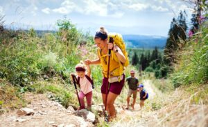 personas disfrutando actividades recreativas al aire libre