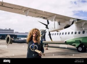 personas disfrutando viaje en avion felizmente