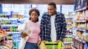 personas felices comprando en supermercado moderno