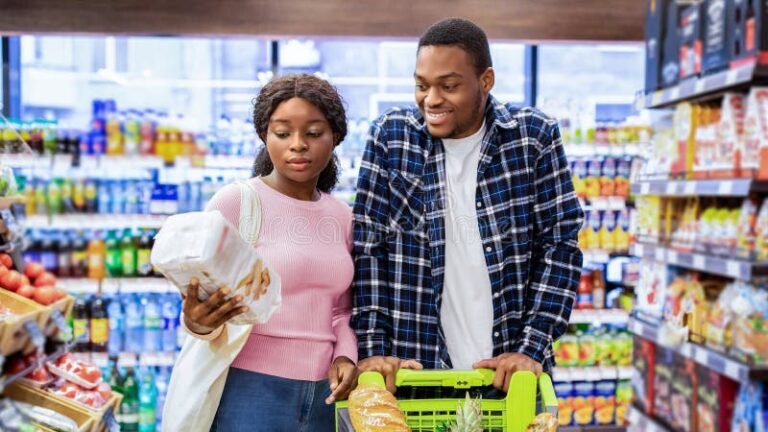 personas felices comprando en supermercado moderno