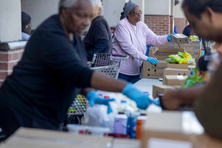 personas felices entregando curriculum en tienda