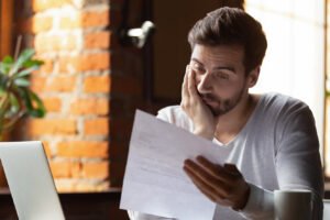 personas revisando documentos de empleo preocupadas