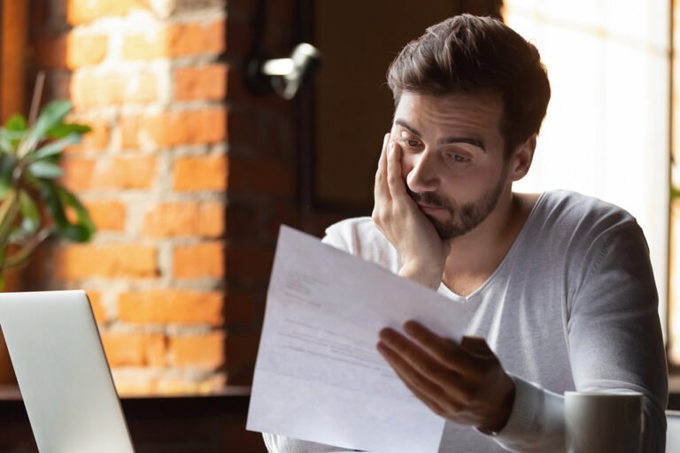 personas revisando documentos de empleo preocupadas