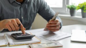 personas revisando documentos financieros en chile