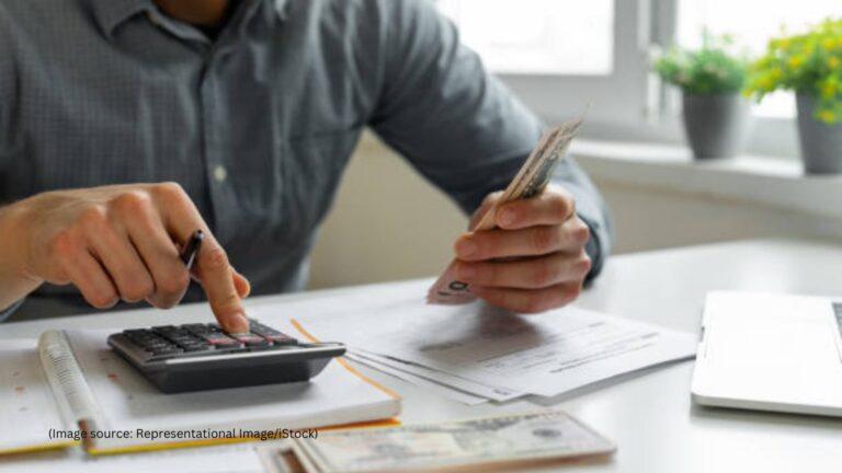 personas revisando documentos financieros en chile