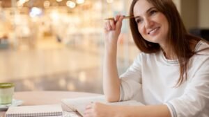 personas sonrientes enviando curriculums laborales