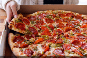 pizza chilena tradicional con ingredientes frescos