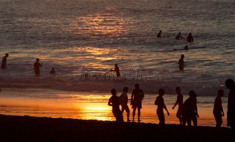playa de san sebastian atardecer familias paseando