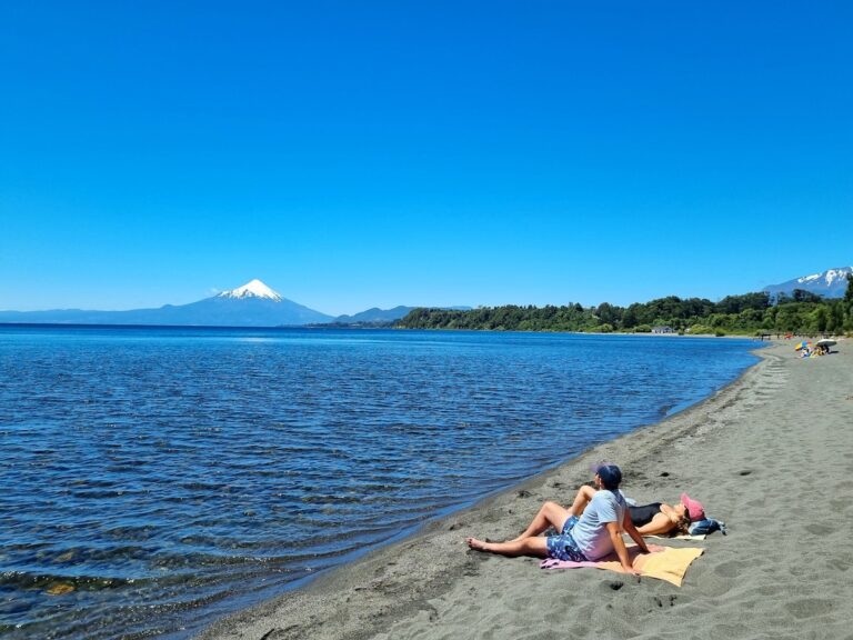 playa soleada con turistas relajandose en puerto montt