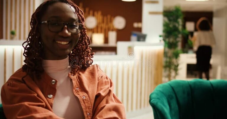 recepcionista sonriente en salon moderno