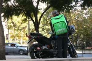 repartidor uber eats entregando pedido chile