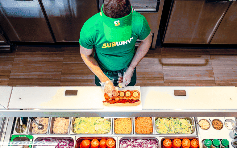 Cuál es el horario y ofertas del Subway el día miércoles 1 restaurante subway con clientes y menu visible