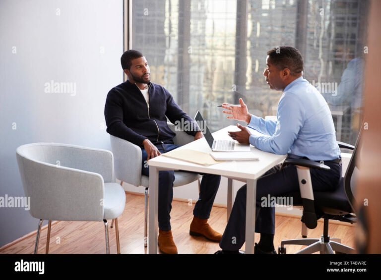 reunion de empresarios con asesor financiero