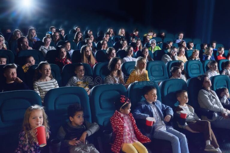 sala de cine moderna con publico disfrutando