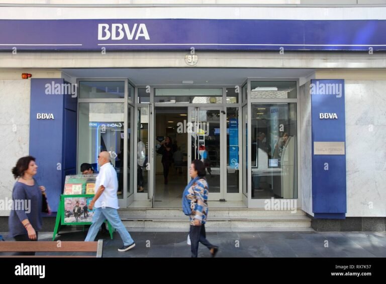 sucursal bancaria bbva chile con clientes felices