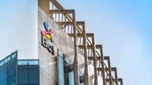 sucursal bancaria moderna con banderas de chile