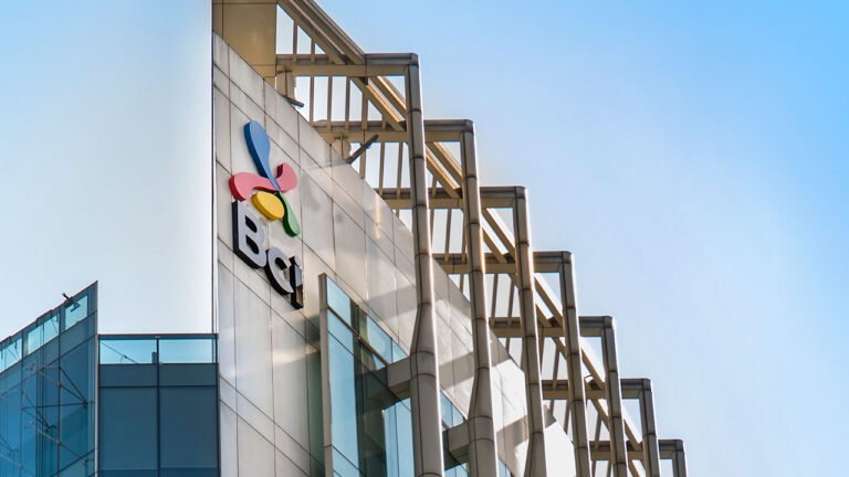 sucursal bancaria moderna con banderas de chile