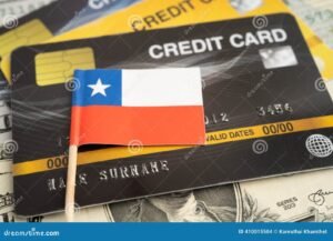 tarjeta de credito cmr con billetes chilenos