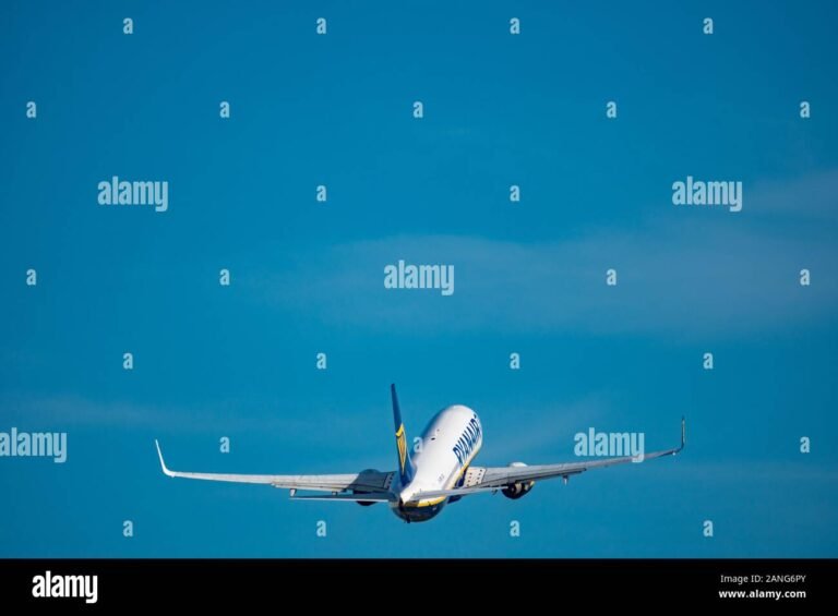 Cómo puedo acumular millas Latam Pass con mi tarjeta Santander 2 tarjeta santander y avion despegando cielo azul