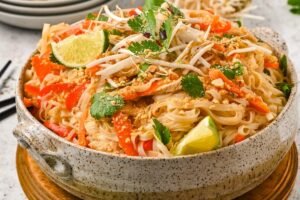 tazon colorido de pad thai con pollo