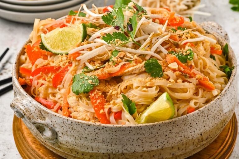 tazon colorido de pad thai con pollo