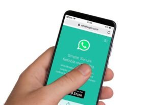 telefono movil con app de whatsapp abierta