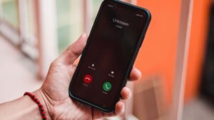 telefono movil con pantalla mostrando numero desconocido