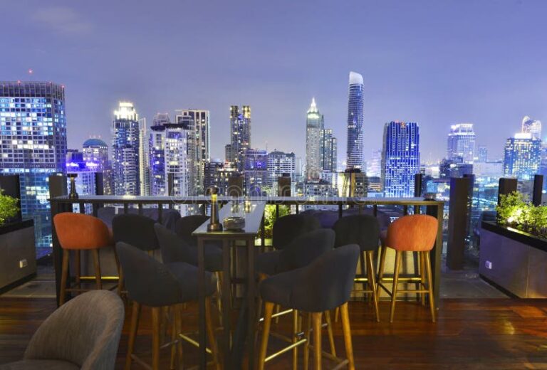terraza de bar con vista panoramica urbana