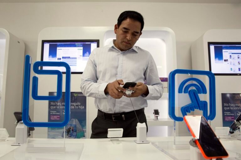 usuario usando celular con senal movistar