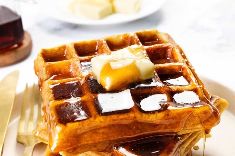 waffles dorados en sarten de cocina